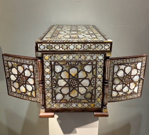 Antiquités - Ottoman cabinet in mother-of-pearl inlay, Syria, circa 1940.