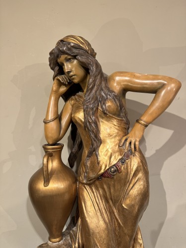 Rebecca au puits terre cuite dorée, Goldscheider 1903 - Céramiques, Porcelaines Style Art nouveau