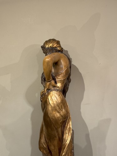 XIXe siècle - Rebecca au puits terre cuite dorée, Goldscheider 1903