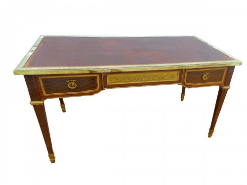 Bureau plat à décor de marqueterie de losanges