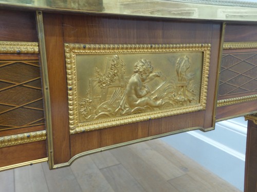 Bureau plat à décor de marqueterie de losanges - 