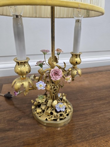 XIXe siècle - Lampe en bronze et fleurs en porcelaine, fin 19e