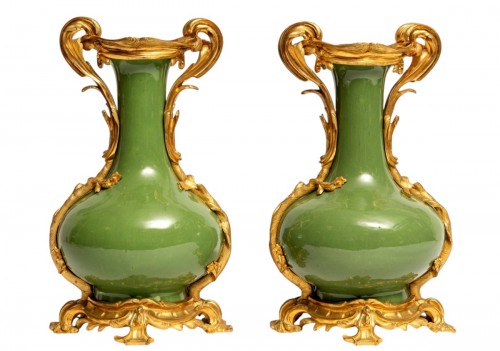 Paire de vases en porcelaine émaillée