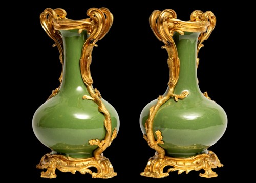 Antiquités - Pair of green eenameled porcelain Vases