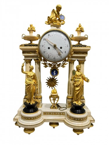 Pendule portique Louis XVI  figurant "La Justice"