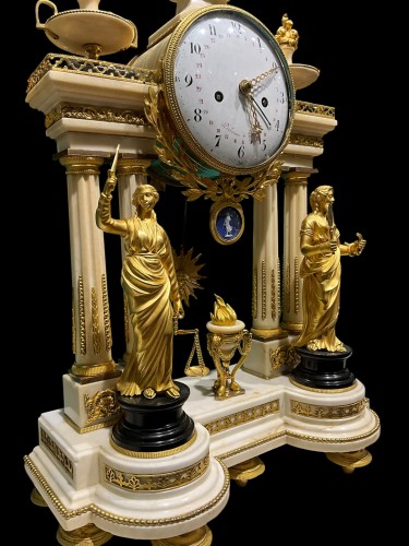 Pendule portique Louis XVI  figurant "La Justice" - Horlogerie Style Louis XVI