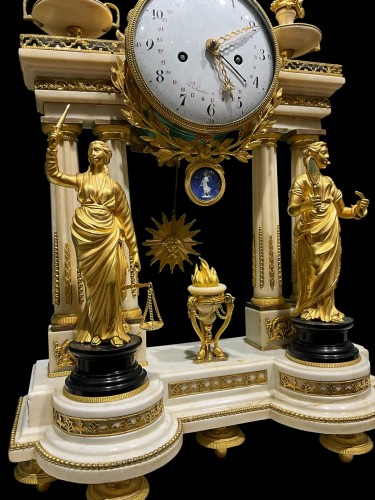 Pendule portique Louis XVI  figurant "La Justice" - Galerie Francesco De Rosa