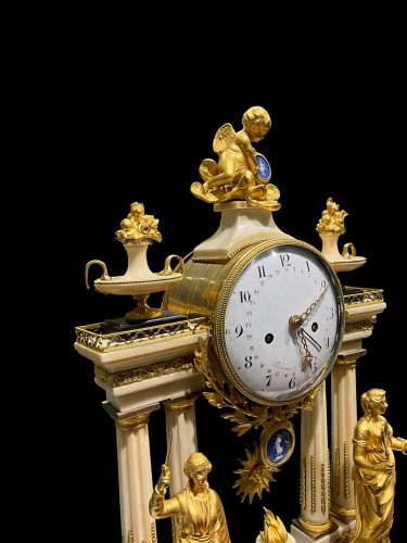 XVIIIe siècle - Pendule portique Louis XVI  figurant "La Justice"