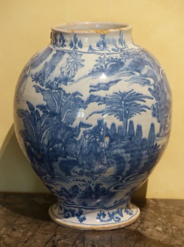 Céramiques, Porcelaines  - Vase en faïence de Delft du 17e siècle