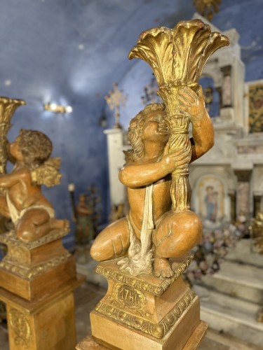 Art sacré, objets religieux  - Importante paire d’anges porte-torchère en terre cuite  fin XIXe