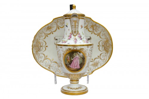 Refined porcelain ewer and basin, Paris Late 18th century