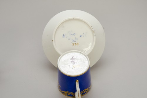 Grand gobelet litron et soucoupe, pâte tendre Sèvres - Céramiques, Porcelaines Style Louis XVI