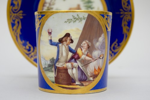 Antiquités - Grand gobelet litron et soucoupe, pâte tendre Sèvres