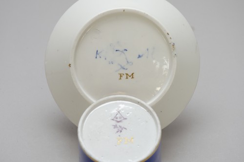 Antiquités - Large Sèvres soft paste cup and saucer