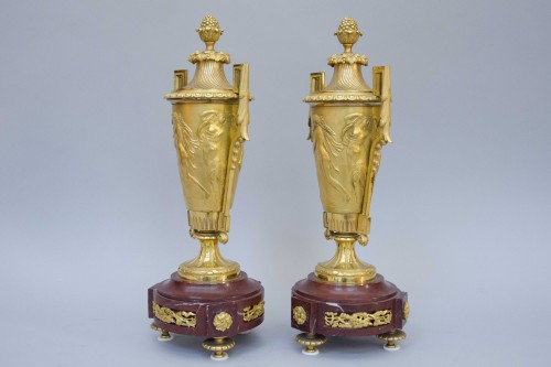 Objet de décoration Cassolettes, coupe et vase - Paire de vases « cortège dionysiaque », bronze doré