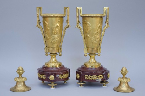 Antiquités - Paire de vases « cortège dionysiaque », bronze doré