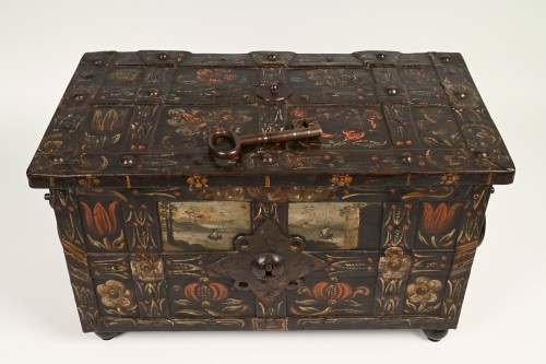 Antiquités - A small iron strongbox
