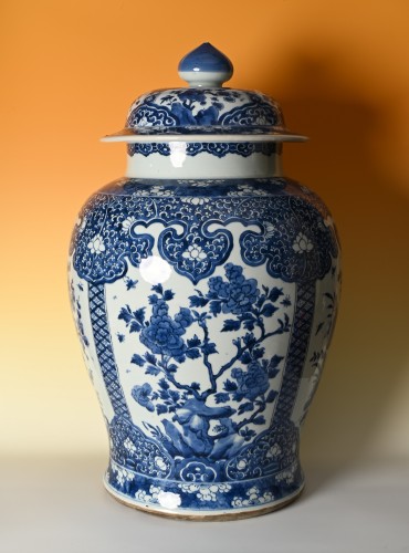 Porcelain & Faience  - A Chinese porcelain vase with cover