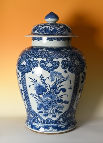 A Chinese porcelain vase with cover - 