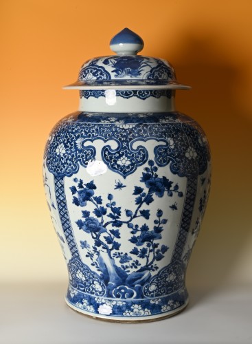 17th century - A Chinese porcelain vase with cover