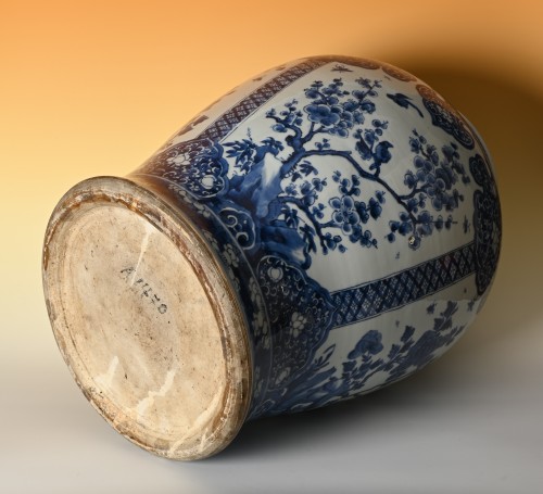 A Chinese porcelain vase with cover - 