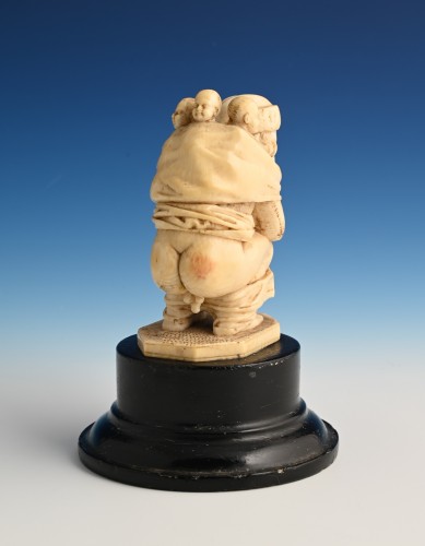 Religious Antiques  - A amusing Ivory sculpture