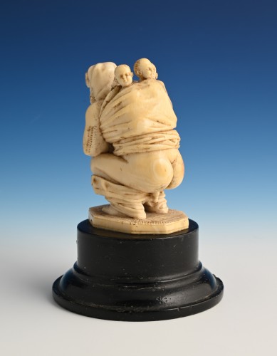 A amusing Ivory sculpture - 