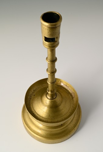 Antiquités - Very fine brass four-knop circular-based candlestick.