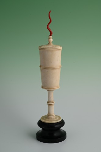 A turned ivory &quot;Kunstkammer&quot; cup. - Decorative Objects Style 