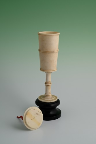 A turned ivory &quot;Kunstkammer&quot; cup. - 