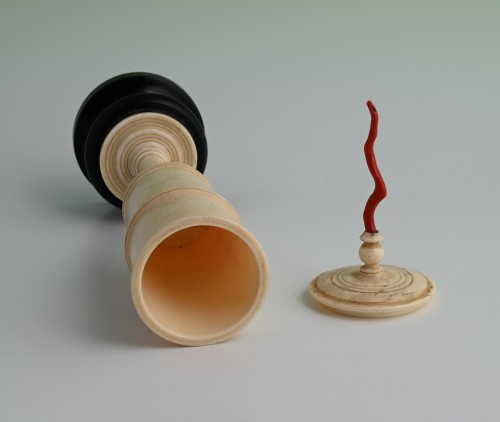 Antiquités - A turned ivory &quot;Kunstkammer&quot; cup.