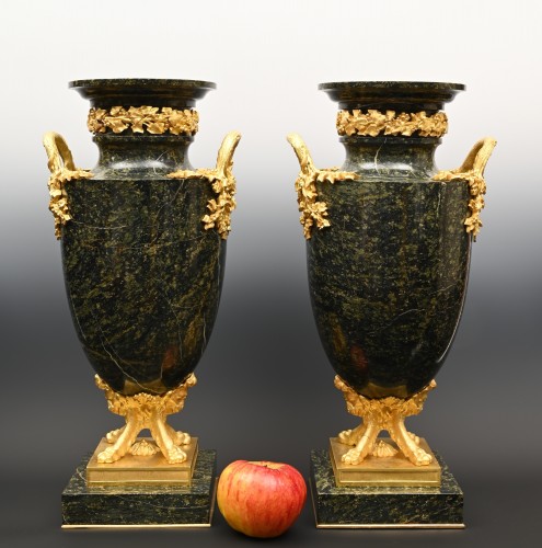 A pair of marble ornamental vases - Decorative Objects Style 