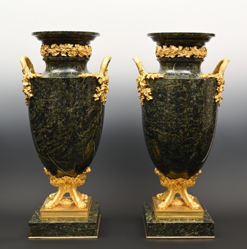 Decorative Objects  - A pair of marble ornamental vases