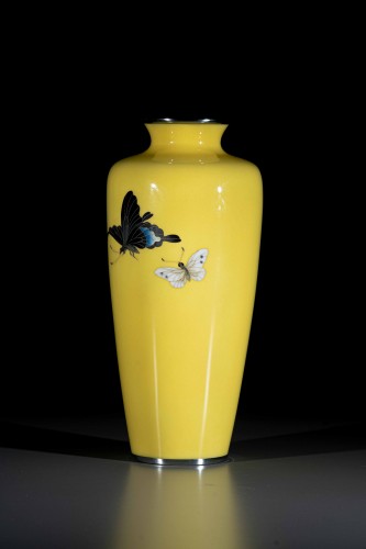 A Japanese Cloisonné Vase Decorated With Three Flying Butterflies - Asian Works of Art Style 