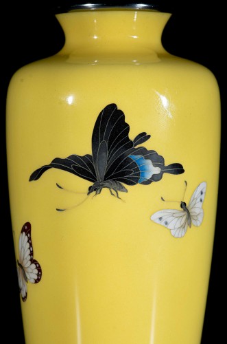 Vase cloisonnés à décor de trois papillons volants - 