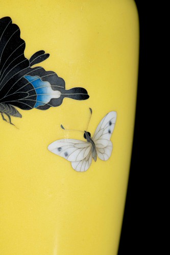  - Vase cloisonnés à décor de trois papillons volants