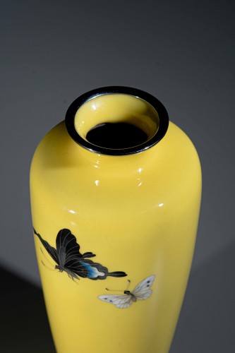 Antiquités - A Japanese Cloisonné Vase Decorated With Three Flying Butterflies