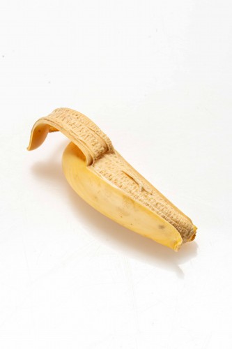 Okimono en ivoire figurant l'étude d'une banane pelée - Arts d