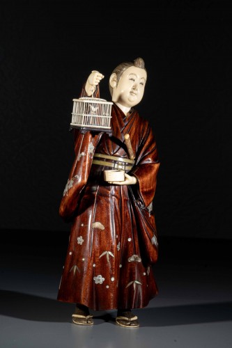 Okimono en bois et ivoire shibayama figurant un samouraï signé Miyao - Mastromauro Japanese Art