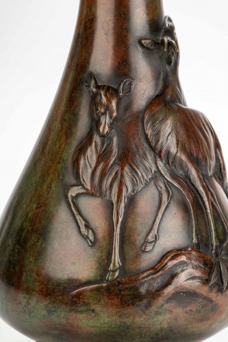 XIXe siècle - Vase en bronze représentant deux cerfs en relief avec la marque Masaaki