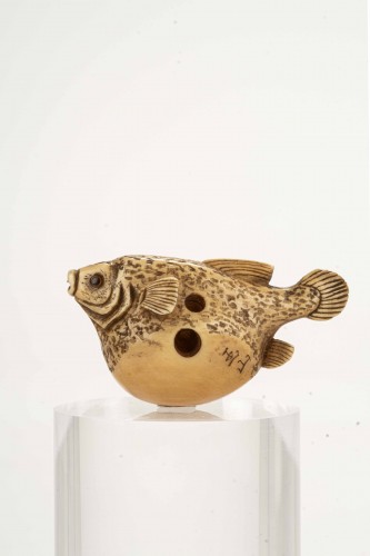 Netsuke en ivoire représentant un fugu signé Gyokuzan - Arts d