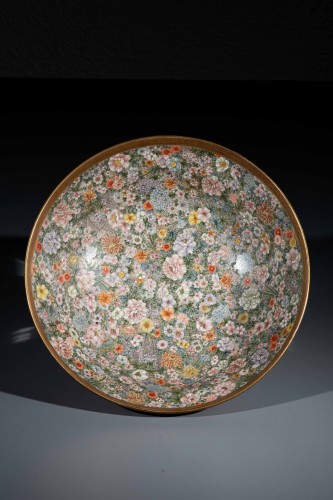 Grand bol en céramique Satsuma à décor d'un motif floral, signé Kinkozan - Arts d