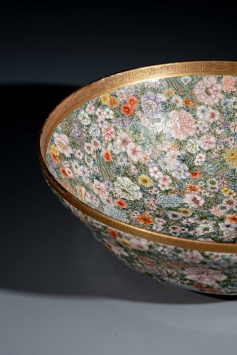 XIXe siècle - Grand bol en céramique Satsuma à décor d'un motif floral, signé Kinkozan