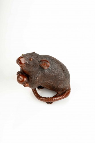 19th century - A Boxwood Okimono Depicting A Mouse Holding An Acorn