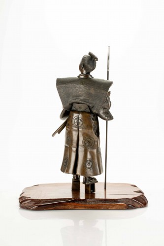 Okimono en bronze représentant un samouraï, signé Yoshimitsu - Mastromauro Japanese Art