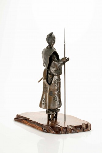 XIXe siècle - Okimono en bronze représentant un samouraï, signé Yoshimitsu