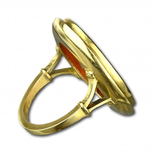 Gold ring with a carnelian intaglio of Neptun, Italy early 19th century - 
