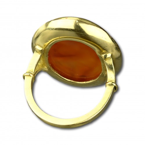 17th century - Gold ring with a carnelian intaglio of Neptun, Italy early 19th century