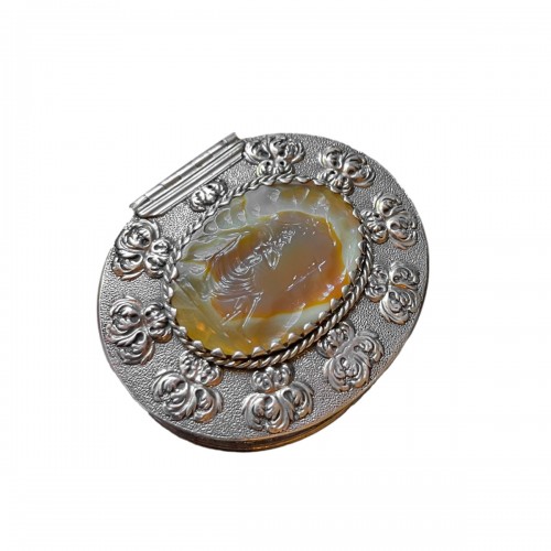 Silver snuff box with an agate intaglio of Saint Jerome