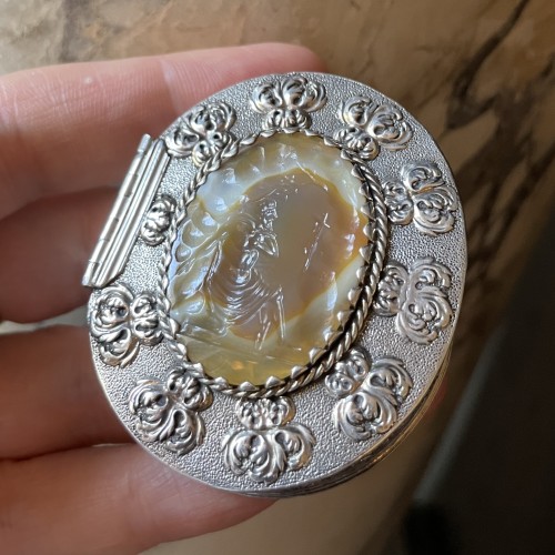 Silver snuff box with an agate intaglio of Saint Jerome - Objects of Vertu Style 